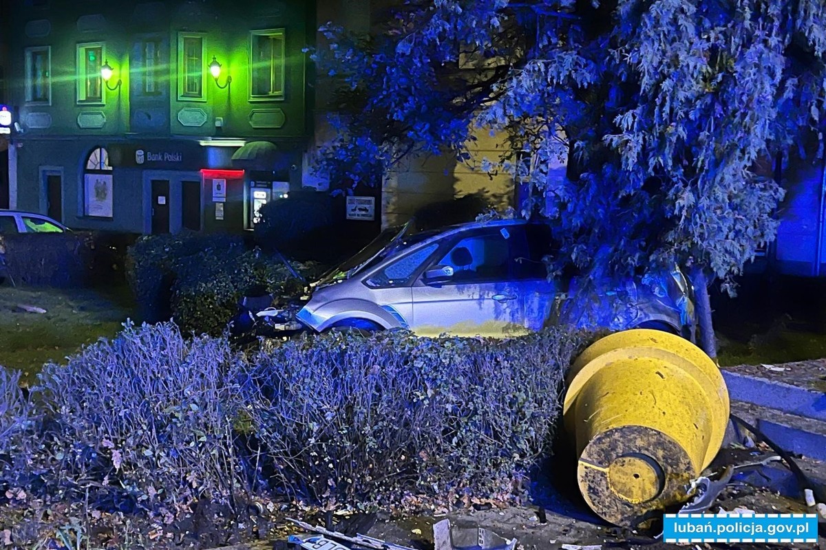 Kierowca forda uderzył w obelisk na placu. Policjanci musieli wezwać strażaków i karetkę