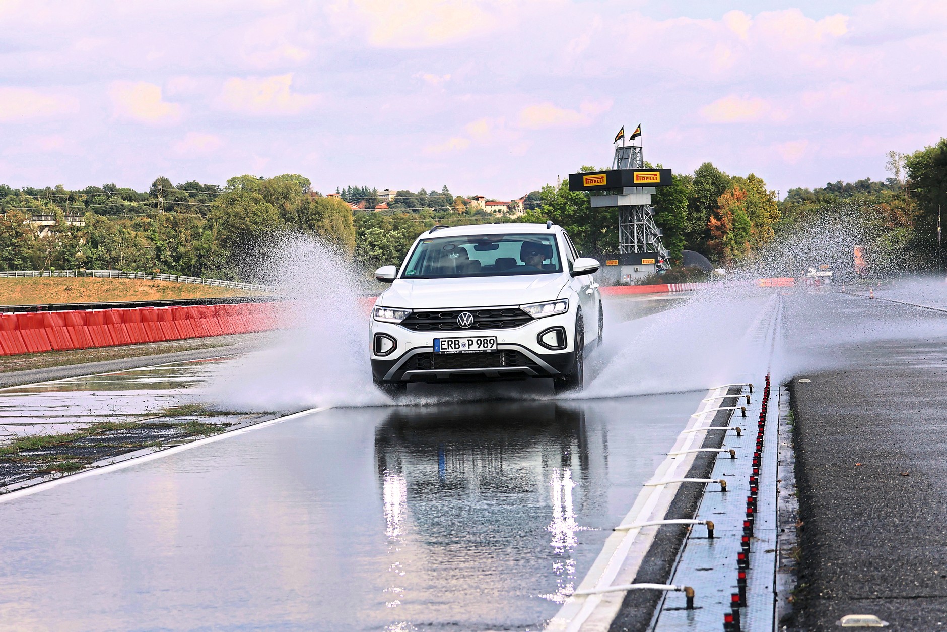 Test opon całorocznych do mocnych SUV-ów: proby na mokrej drodze