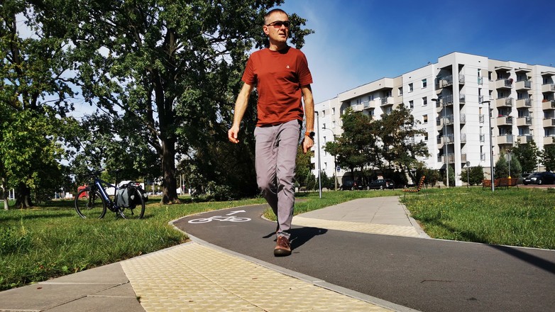 Przejście sugerowane – można przekroczyć drogę, ale lepiej się rozejrzeć