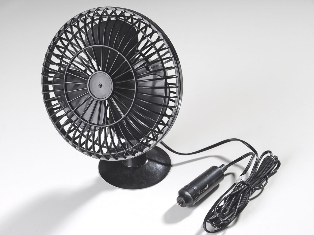 Akcesoryjny wentylator – zrobi niewiele ponad to, co i tak robią (zwykle lepiej) fabryczne nawiewy samochodu.