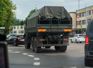 Wojskowi zasłonili "blachy" swych pojazdów. Teraz będą musieli się tłumaczyć