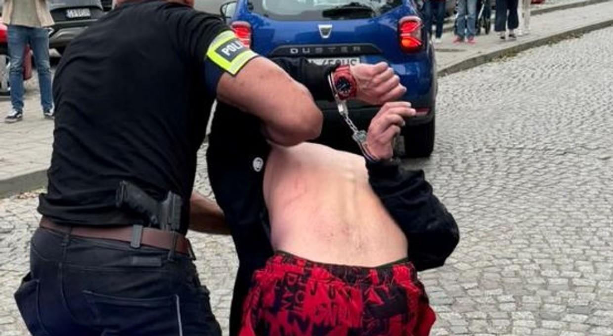 Podczas rutynowej kontroli kierowca BMW zaczął uciekać. Policjanci dowody znaleźli u niego w domu