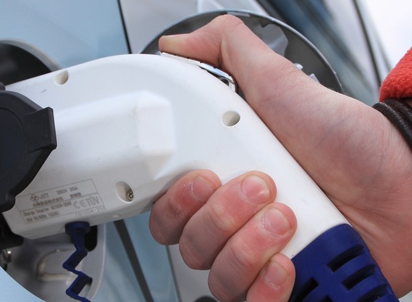 Polacy ruszyli po auta elektryczne. Dealerzy nie nadążają z obsługą