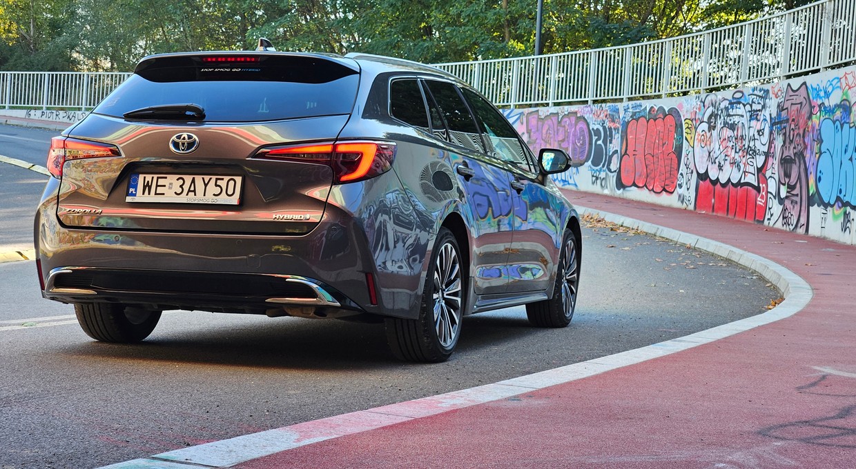 Przejechałem 20 tys. km Toyotą Corollą. Opowiem wam, jak jeździ się nią w warunkach, których hybrydy ponoć nie lubią [Test długodystansowy, cz. IV]