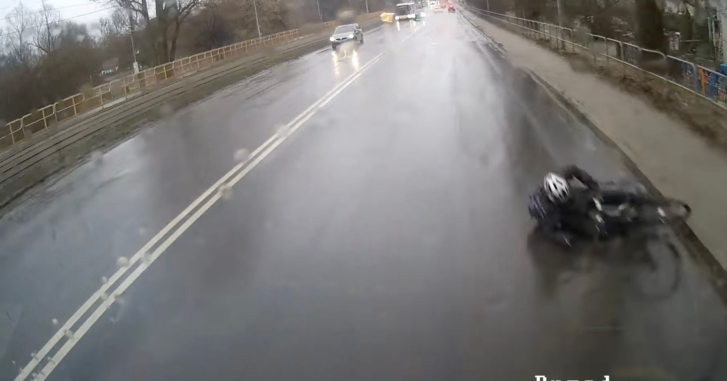 Rowerzysta zjechał na jezdnię wprost pod autobus miejski
