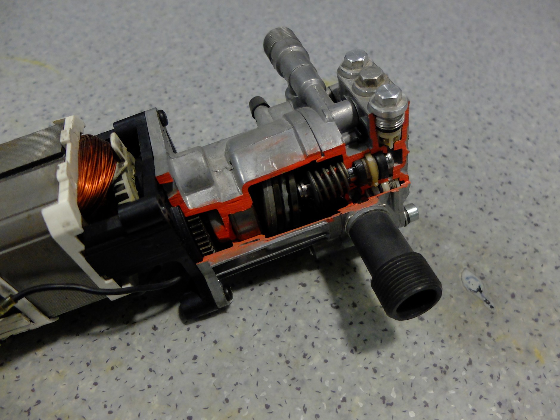 Nawet tzw. aluminiowe pompy mają łatwe do rozerwania przez marznącą wodę plastikowe elementy – np. króćce