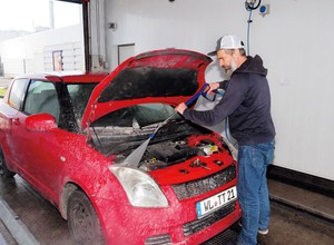 Jak i czym wyczyścić zakamarki auta?