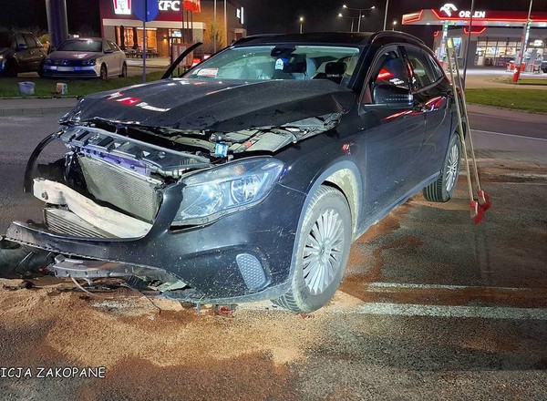 17-latek w mercedesie próbował wyprzedzać. Staranował volvo