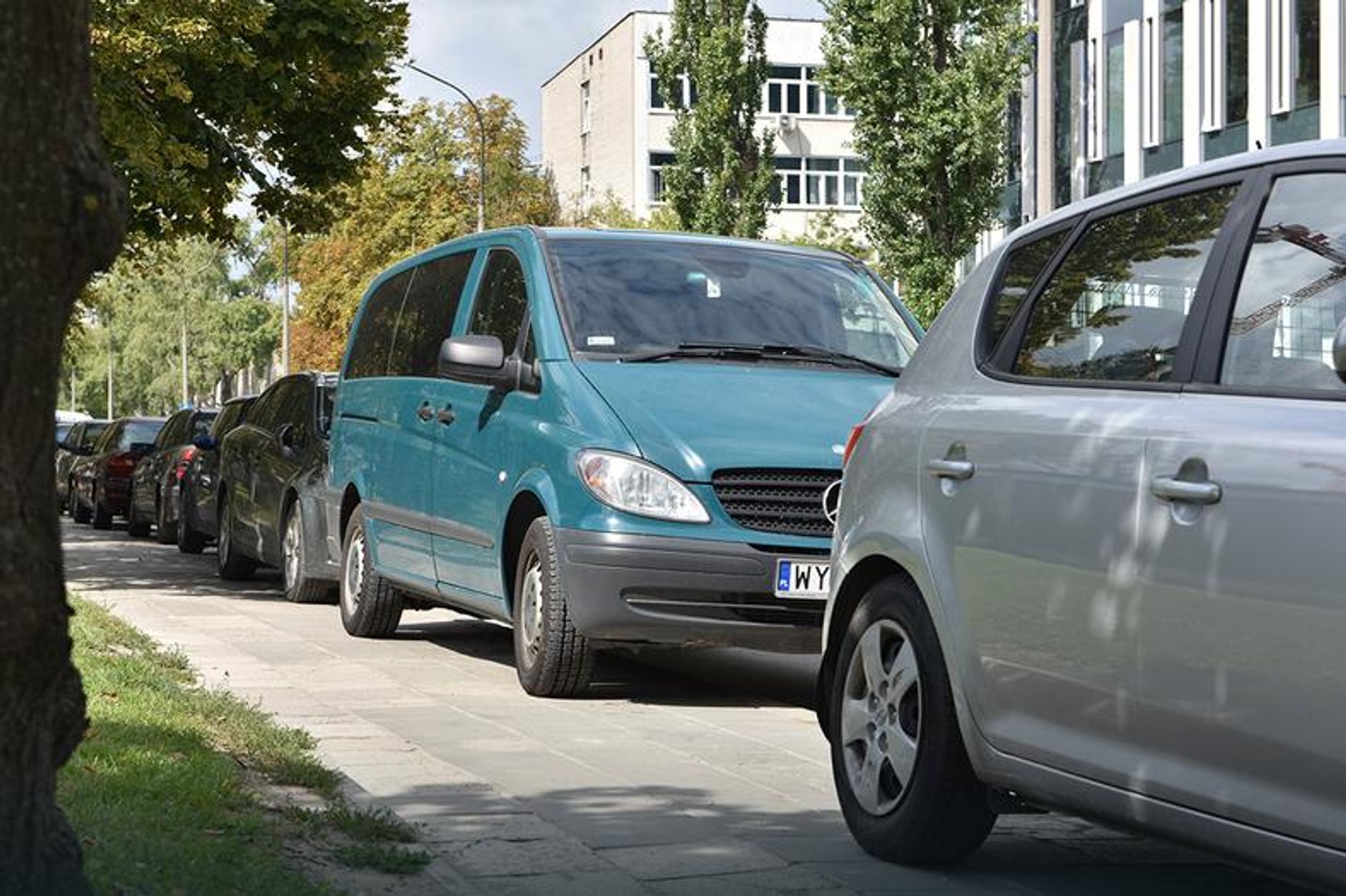 Minibus albo SUV na chodniku?