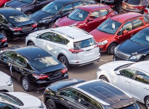 Złodzieje polują na kierowców przed świętami. Na parkingach w ruch pójdą rury, butelki i kolce