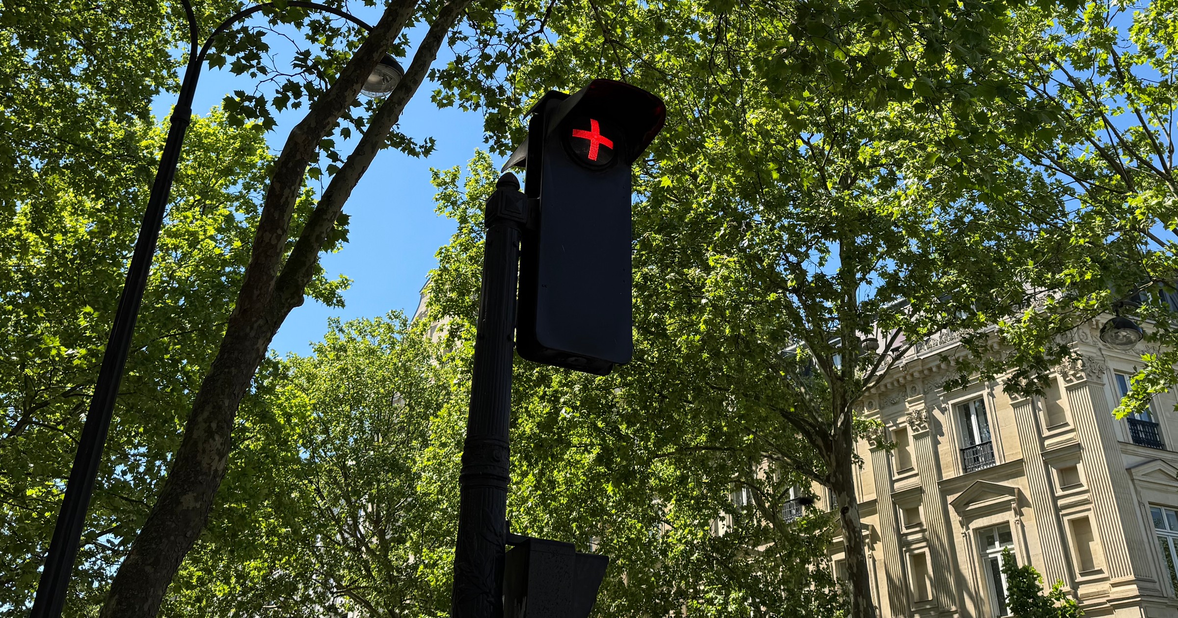 Sygnalizacja świetlna ze świecącym plusem we Francji