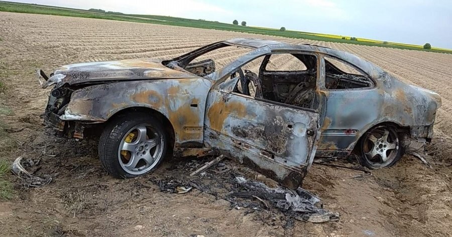 Bracia kręcili „bączki” do momentu aż Mercedes się spalił
