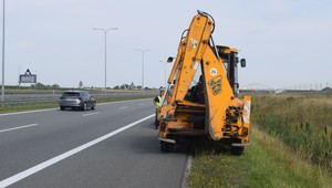 Żółtą koparką po autostradzie. Kierowca został ukarany
