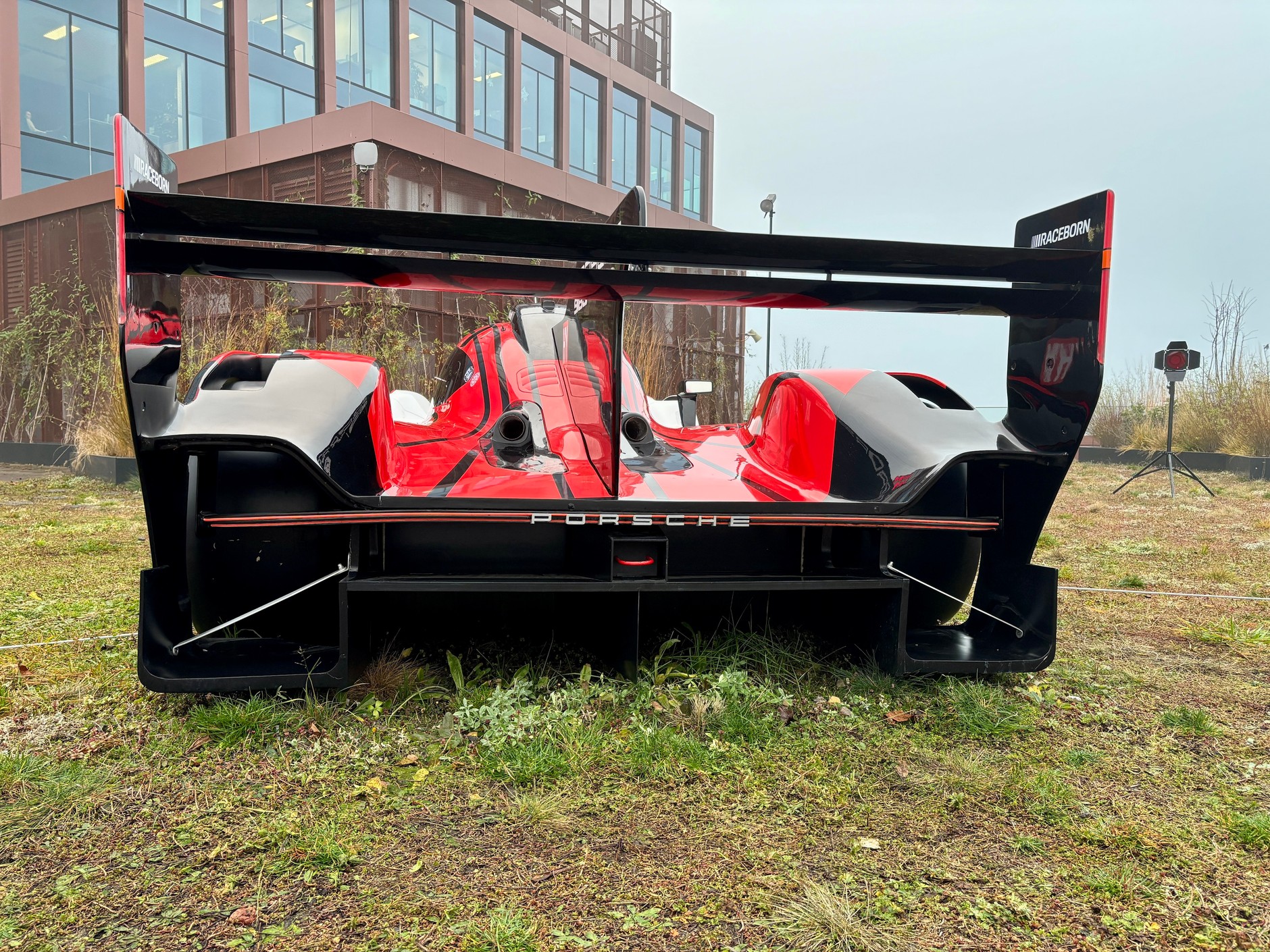 Porsche 963 na dachu biurowca w Warszawie