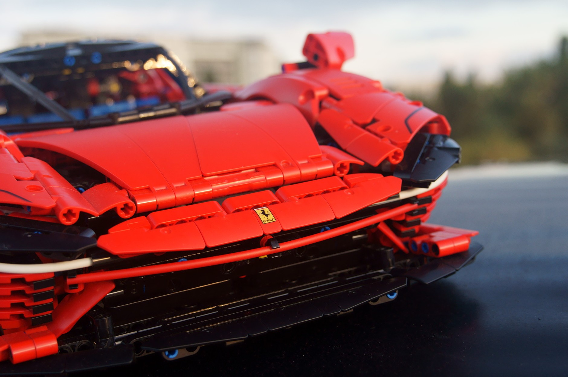 Ferrari Daytona SP3 w skali 1:8 z klocków LEGO