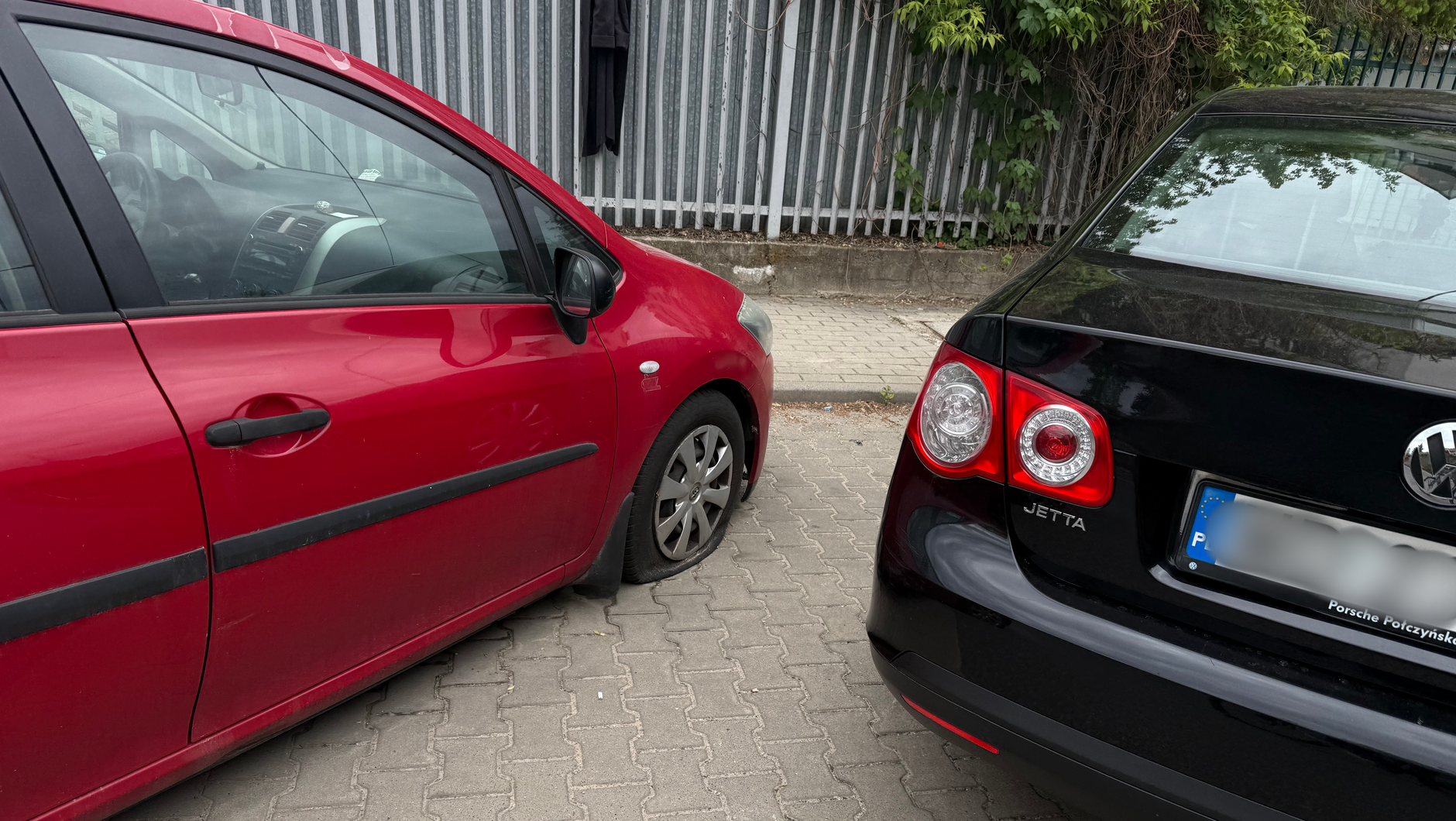 Uszkodzone samochody parkujące przy ul. Morelowej w Warszawie