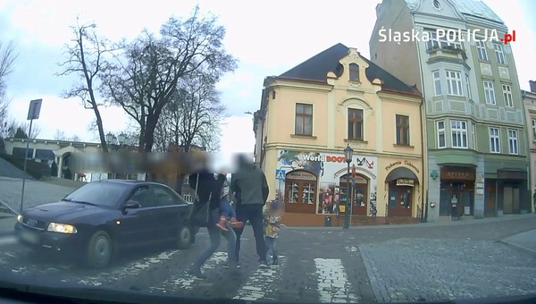 Matka uratowała dziecko spod kół na przejściu dla pieszych. Kierowca miał więcej na sumieniu [Nagranie]