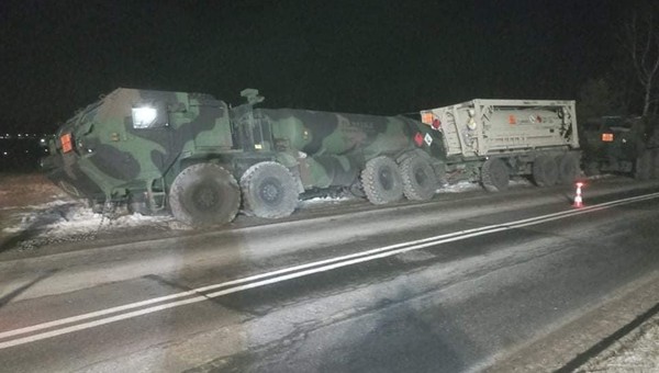 Pojazd amerykańskiej armii wjechał do rowu. Polskie drogi zbyt wąskie?