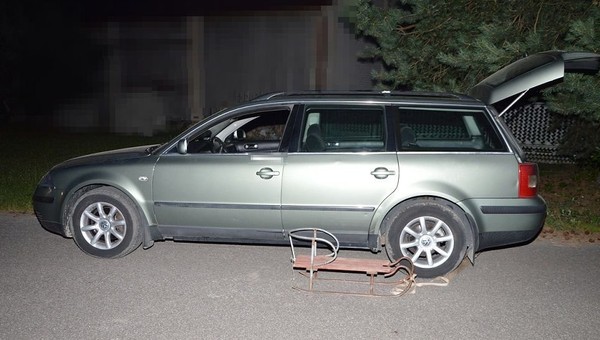 Policjanci nie mogli uwierzyć, gdy zobaczyli sanki doczepione do Passata