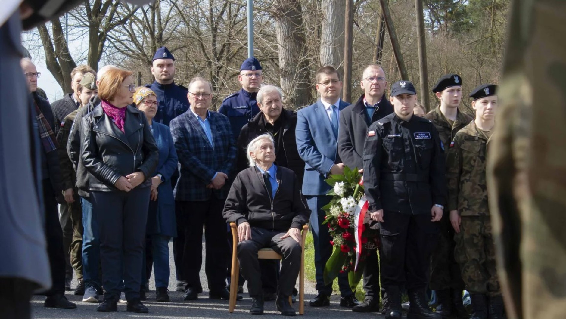 Odsłonięcie tablicy upamiętniającej ofiary katastrofy autokarowej w Skwierzynie w 1965 r.