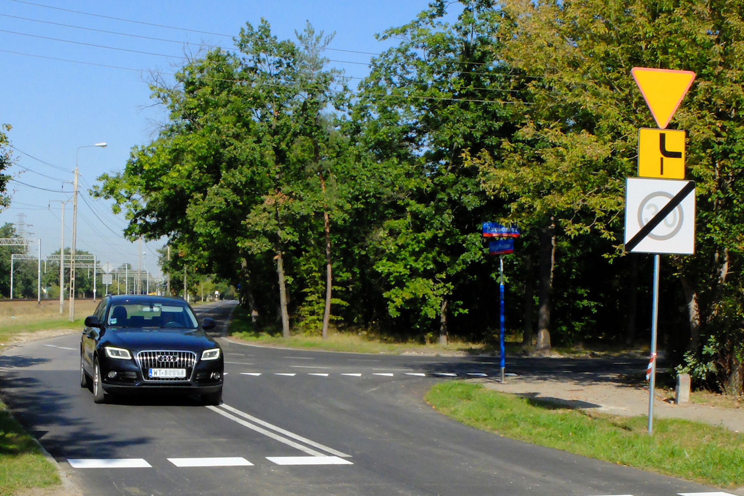 Używanie kierunkowskazu na specjalnych skrzyżowaniach. Kierowcy dalej nie wiedzą, jak to robić