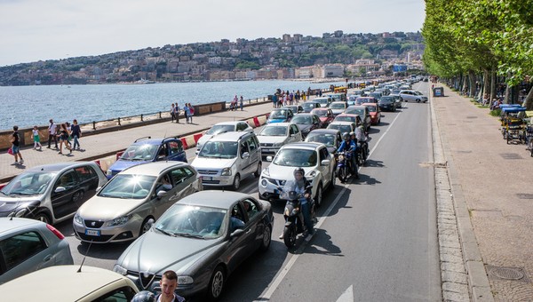 Neapol pełen polskich tablic. Przez Włochów polscy kierowcy płacą więcej za ubezpieczenie
