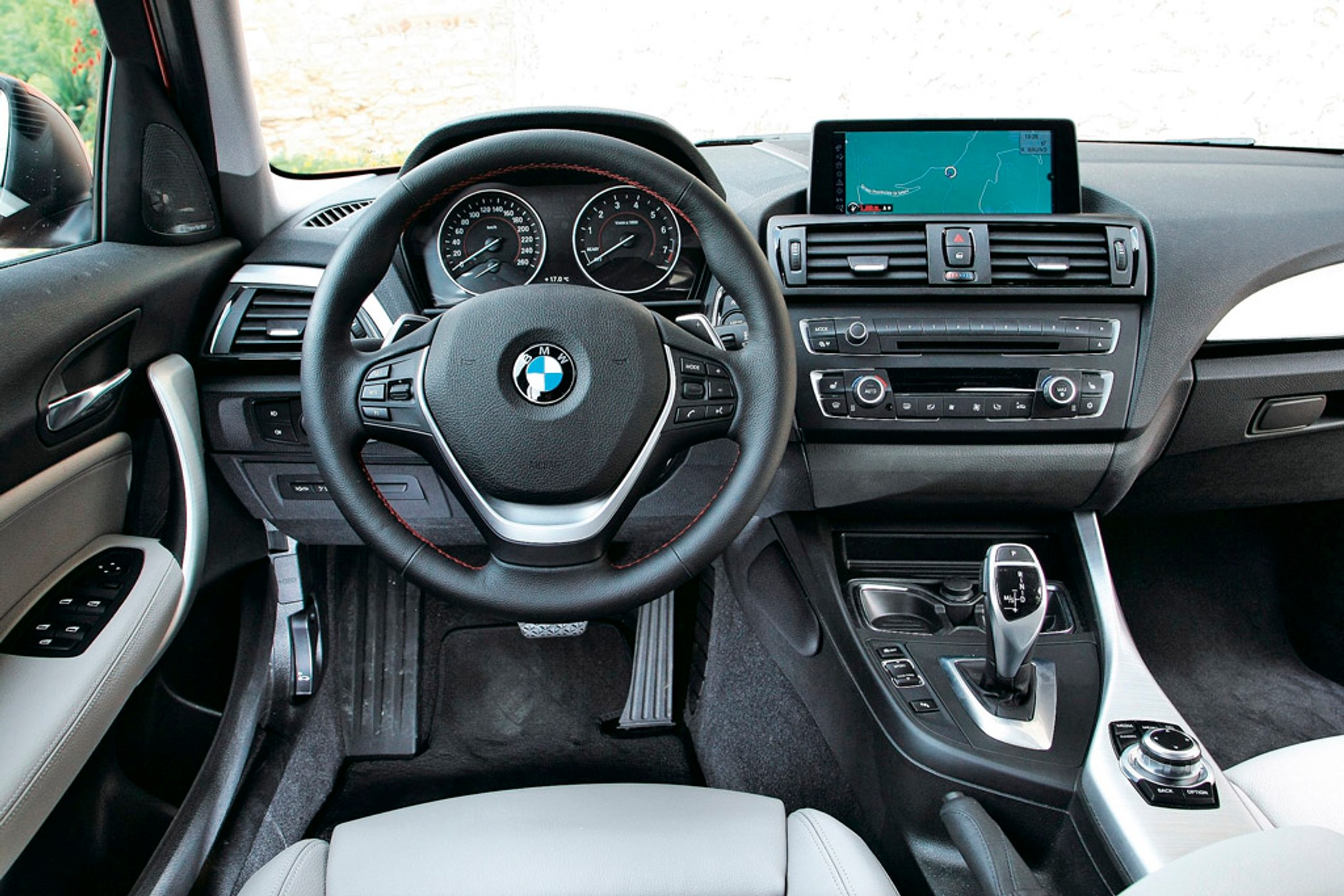 Volvo V40 kontra BMW serii 1: porównanie luksusowych kompaktów