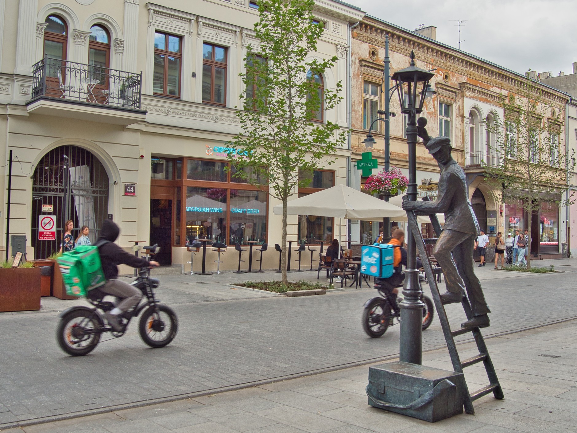 Znaczna część rowerów, na którym jeżdżą kurierzy w Polsce, nie jest zgodna z definicją roweru. Na jednośladzie, który ma manetkę gazu, nie wolno wjeżdżać na drogi zastrzeżone dla pieszych i rowerzystów