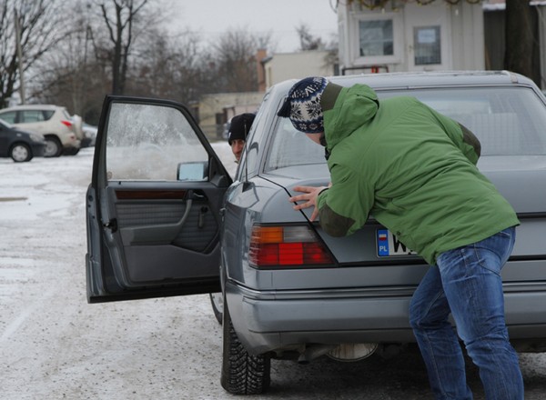 Jak odpalić auto na mrozie - skuteczne i bezpieczne uruchamianie samochodu zimą