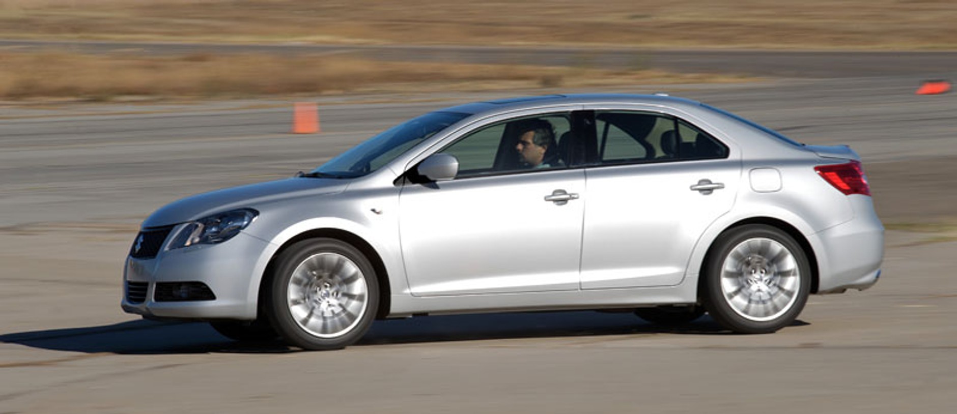 Tokio 2009:  Suzuki Kizashi będzie sprzedawane najpierw w Japonii