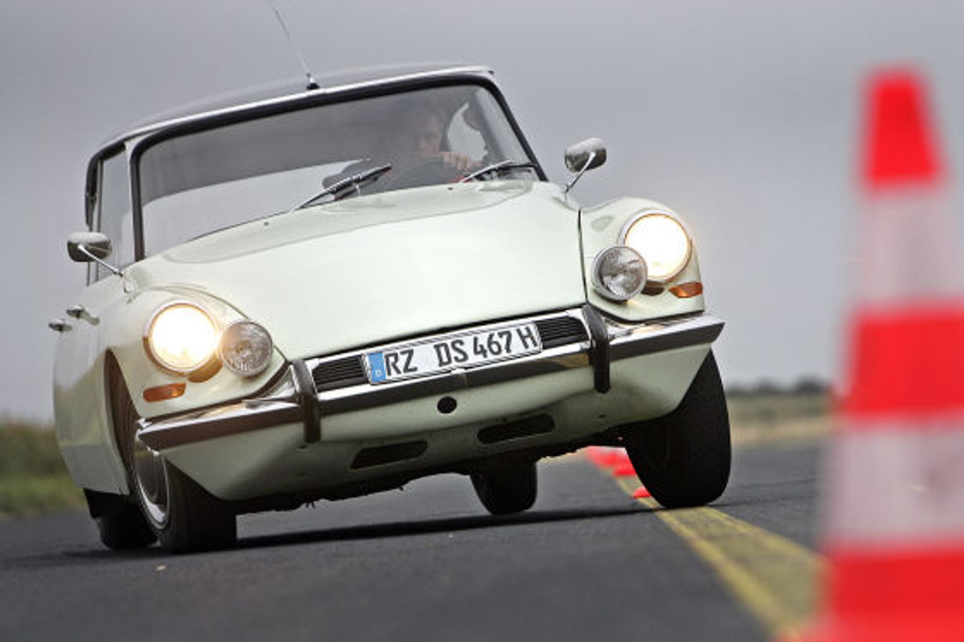 Citroën, mon Amour. wielki Francuz na nowo zdefiniował pojęcie komfortu.  ID nie jeździ. On płynie.