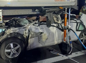 Groźny wypadek na A2. Skoda wbiła się pod ciężarówkę, kierowca cudem przeżył