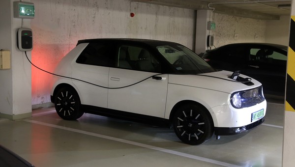 Elektryki nie wjadą na kolejny duży parking. Czy taki zapis w regulaminie jest legalny?