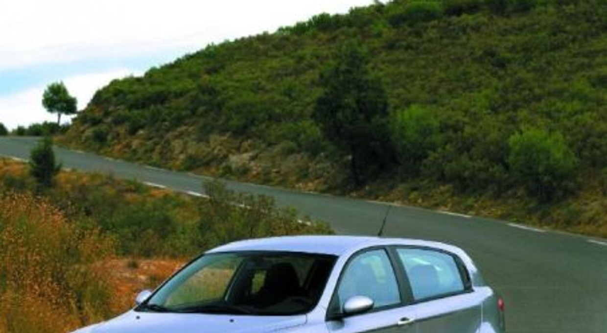 Alfa 147 1.6 Distinctive, Audi A3 1.8 Ambiente - Nie suknia zdobi... Nie?