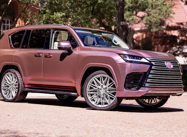 Ten SUV Lexusa jest różowy i ma suszarkę w standardzie. Nie, nie oszaleli