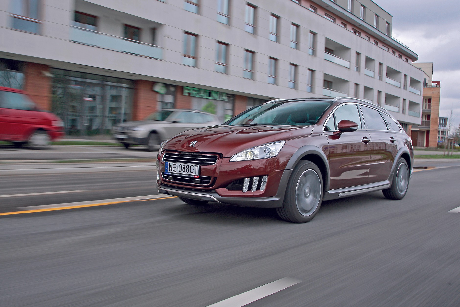 Francuska hybryda z dieslem okazała się ślepą uliczką, ale model 508 RXH a swój urok.