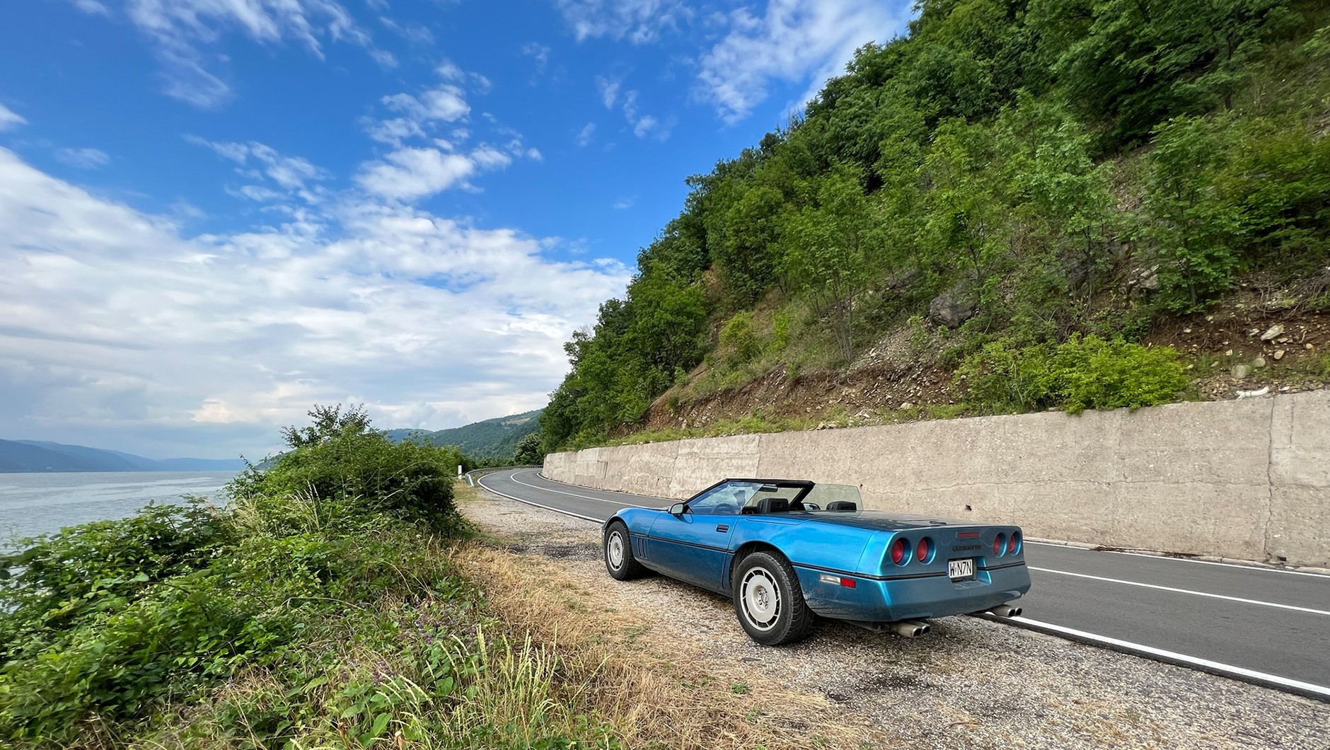 Corvette C4 to samochód, który nie "cacka" się z kierowcą