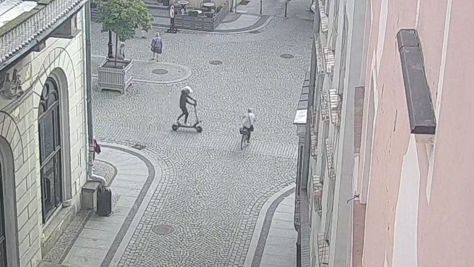 Obraz pochodzący z serwisu https://legnica.policja.gov.pl/dle/aktualnosci/bieza/119751,Zderzenie-rowerzystki-i-kierujacego-hulajnoga-elektryczna.html