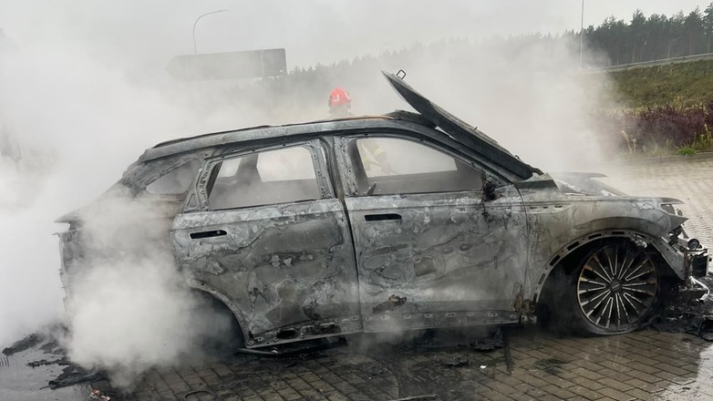 Samochód marki Omoda, który spalił się podczas kontroli drogowej
