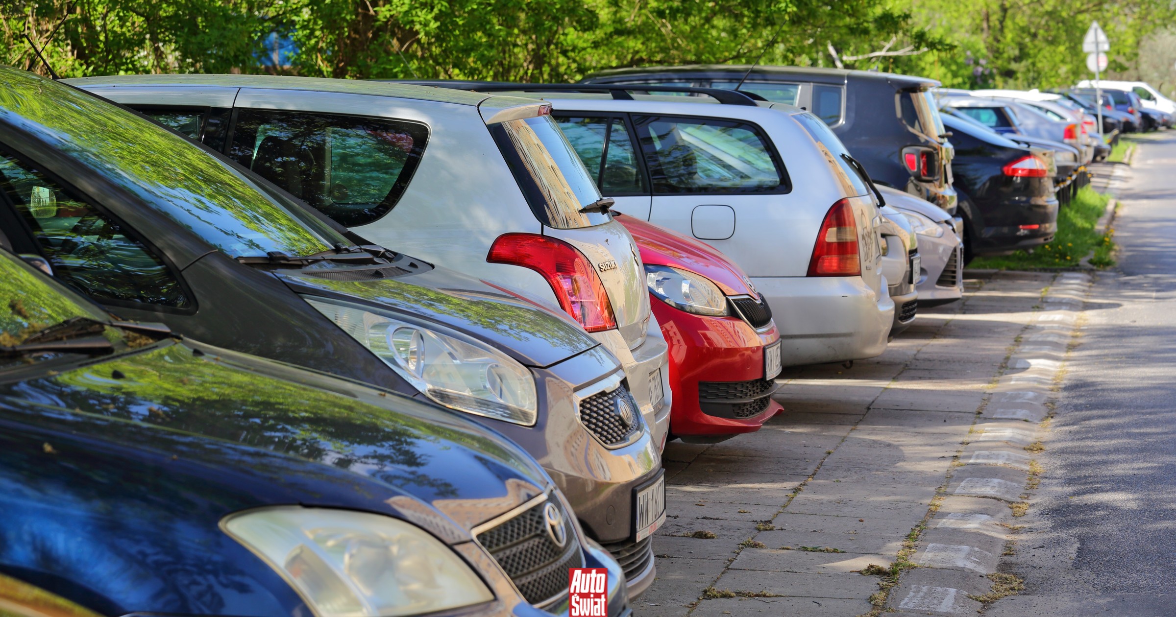 Kierowcy parkują w ten sposób codziennie. Nie zdają sobie sprawy, że niszczą auta