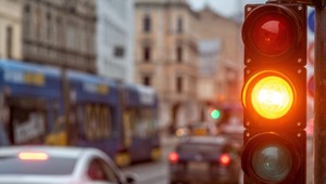 Czy można przejechać na żółtym świetle? Wyjaśniamy, kiedy grozi za to mandat