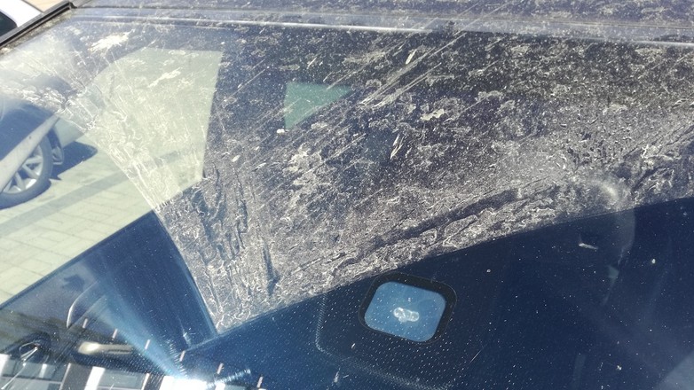 Żółty osad na samochodach