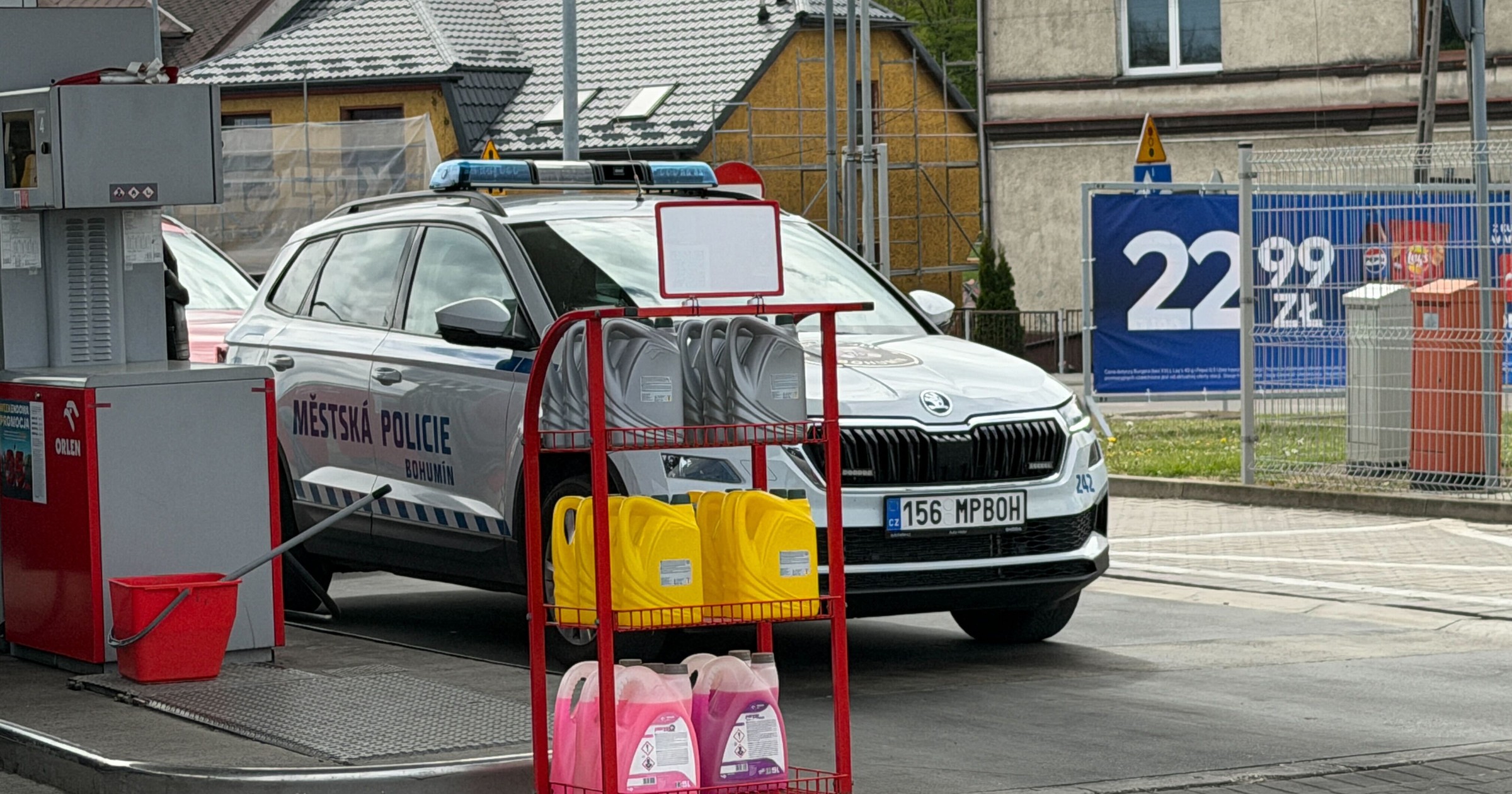 Czeskie służby tankują radiowóz na Orlenie