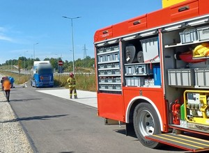 Z cysterny na drogę wyciekał kwas. Musieli interweniować strażacy