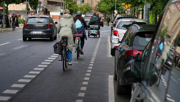 Rowerzysta wjechał w samochód częściowo stojący na drodze dla rowerów. Zaskakujący wyrok sądu