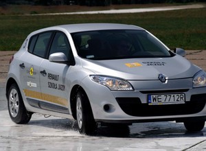 Auto to nie bar: nie jedz w samochodzie