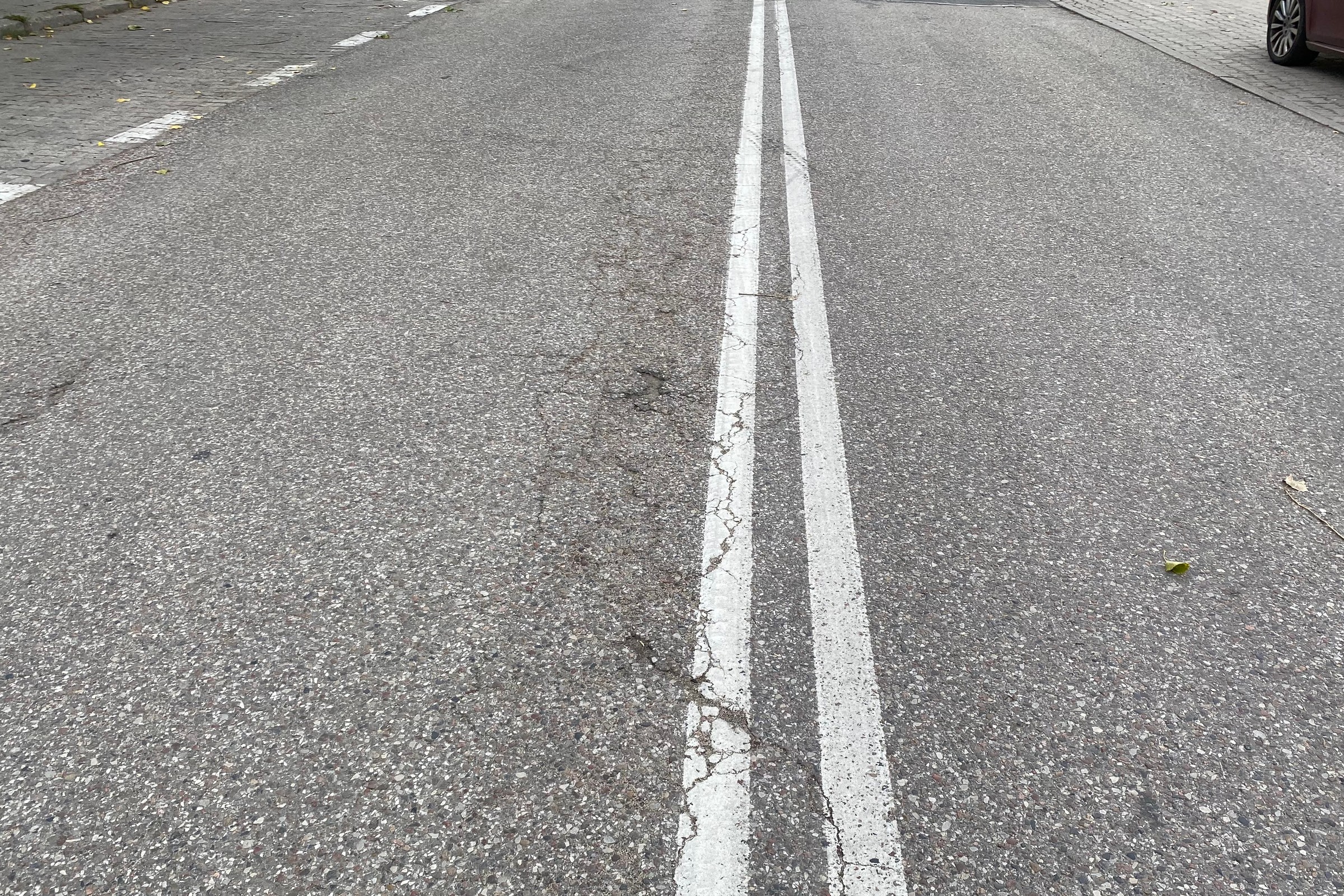 Wyprzedzanie "na podwójnej ciągłej" nie zawsze jest zabronione. Wyjaśniamy