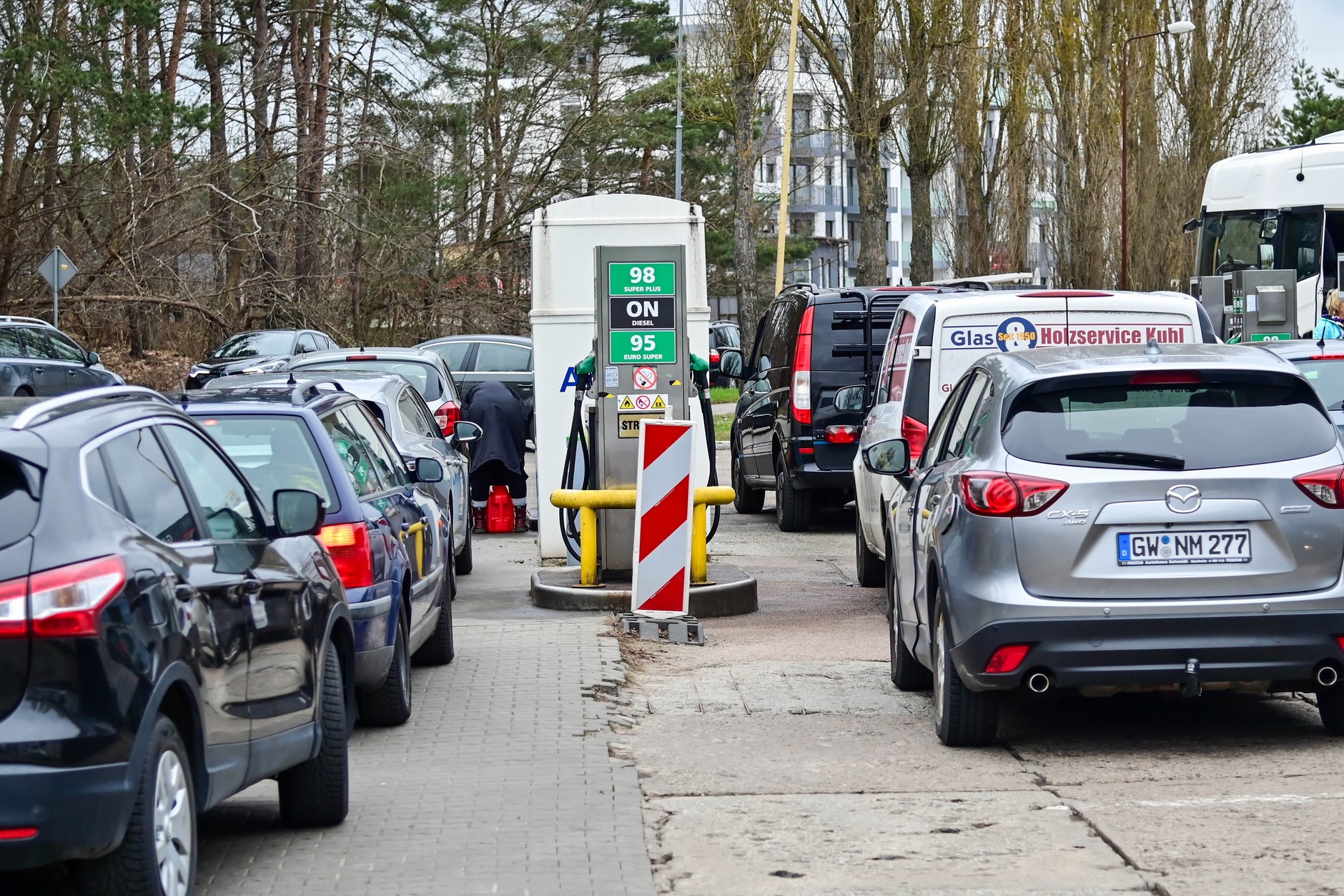 Kolejka kierowców z Niemiec na polskiej stacji paliw