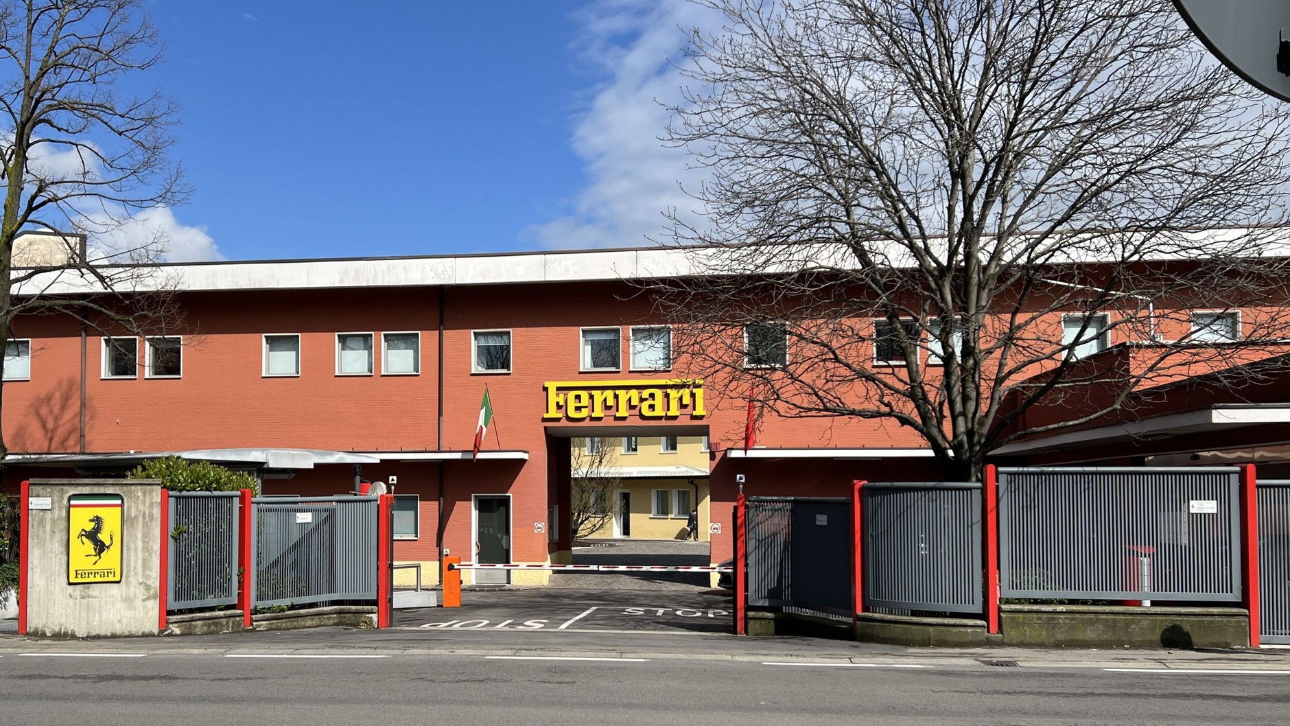 Fabryka Ferrari w Maranello (główne wejście)