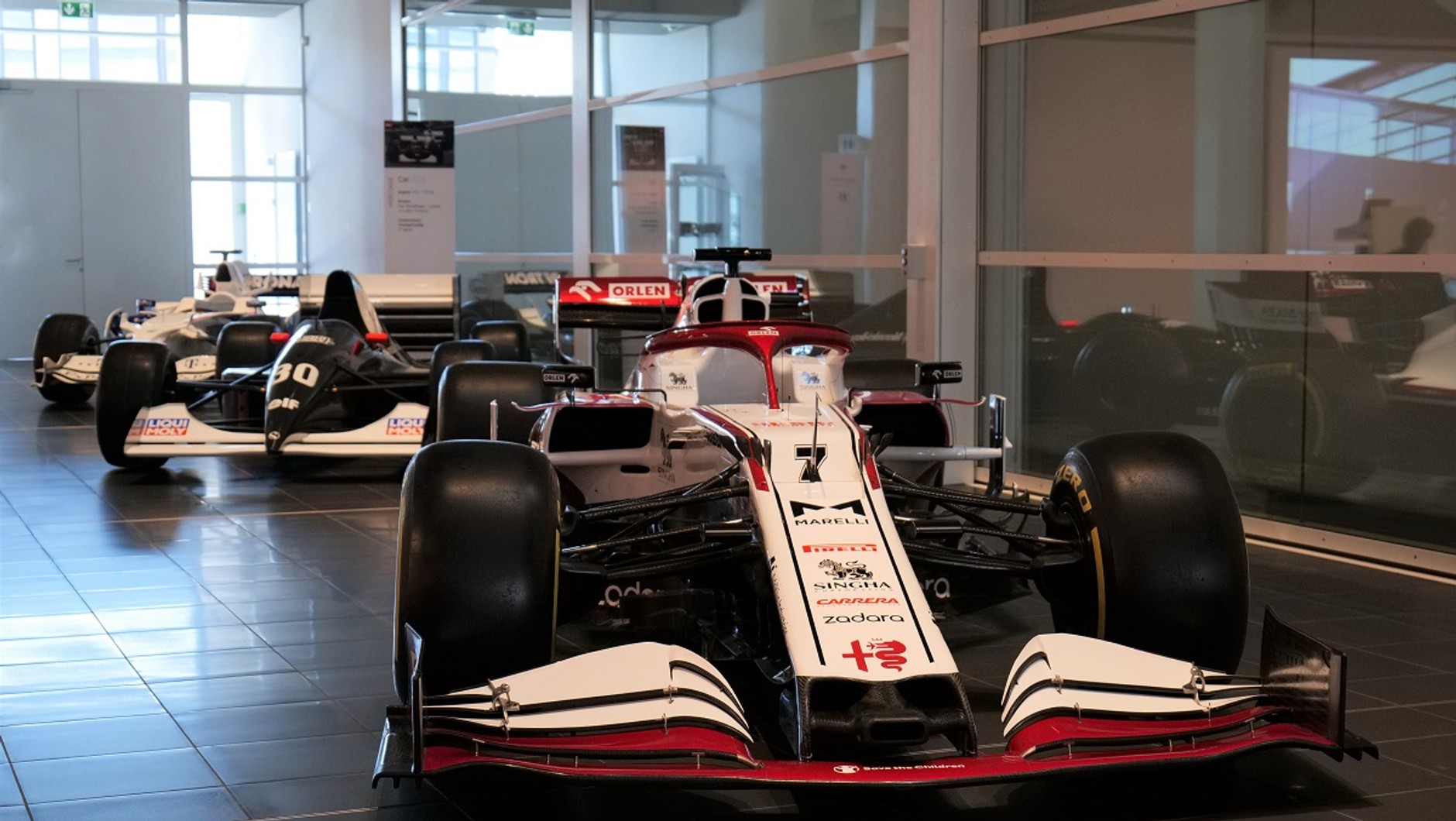 Poprzedni bolid zespołu Alfa Romeo F1 Team w siedzibie Saubera